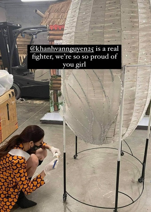 Trước giờ thi, Khánh Vân cặm cụi sơn lại phần trụ đỡ cho chiếc kén.