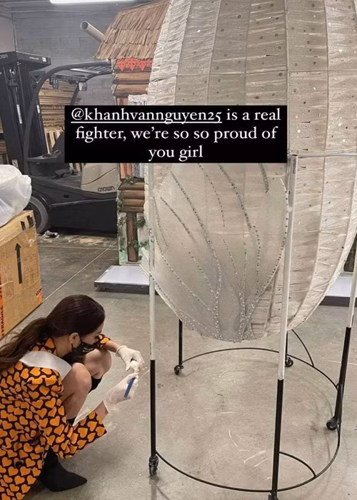 Trước giờ thi, Khánh Vân cặm cụi sơn lại phần trụ đỡ cho chiếc kén.