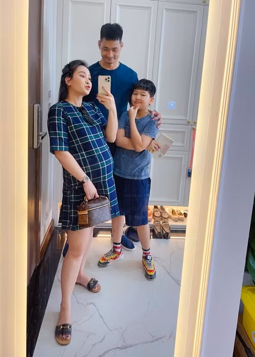 Con trai đầu lòng của nữ diễn viên năm nay 10 tuổi, rất kháu khỉnh.