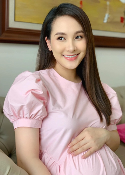 Nữ diễn viên phim "Về nhà đi con" giữ được vẻ rạng rỡ, xinh đẹp trong thời gian bầu bí. Ngoài ra, Bảo Thanh còn được khen là bà bầu sành điệu.