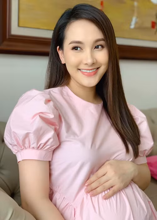 Nữ diễn viên phim "Về nhà đi con" giữ được vẻ rạng rỡ, xinh đẹp trong thời gian bầu bí. Ngoài ra, Bảo Thanh còn được khen là bà bầu sành điệu.