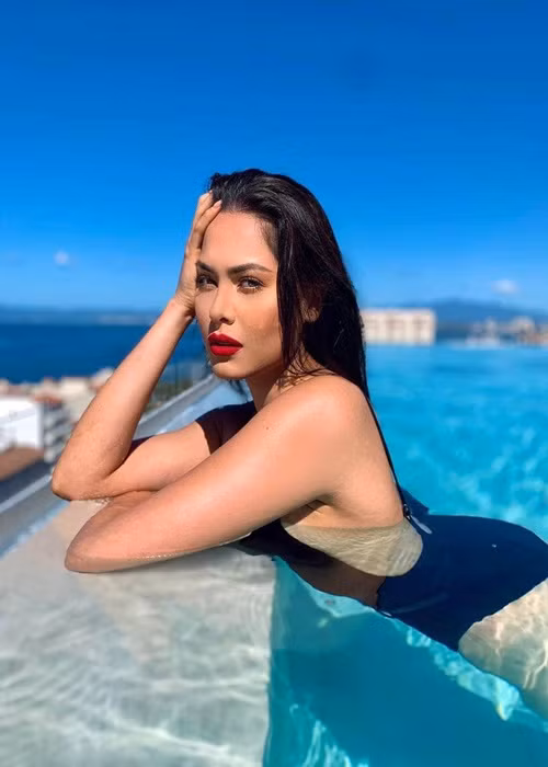 Tân Hoa hậu Hoàn vũ Thế giới thường xuyên đăng tải hình ảnh bikini trên mạng xã hội.