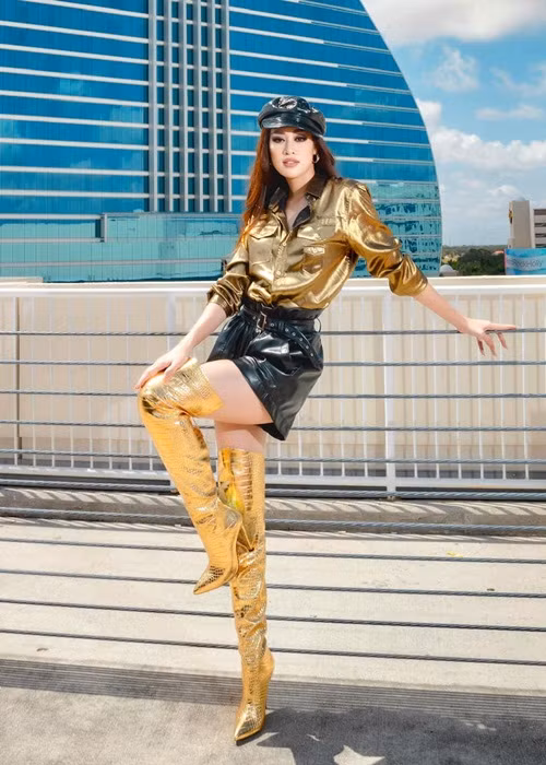 Khanh Van va dan doi thu bung lua o Miss Universe 2020