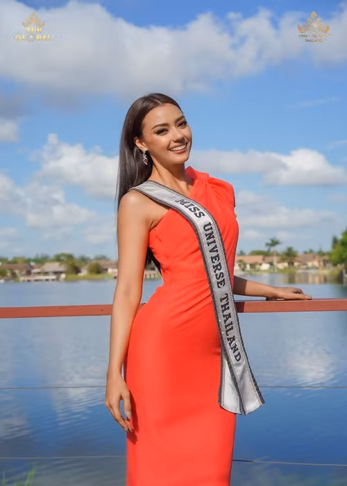 Amanda Obdam (Thái Lan) lựa chọn trang phục thanh lịch trong ngày đầu nhập cuộc.