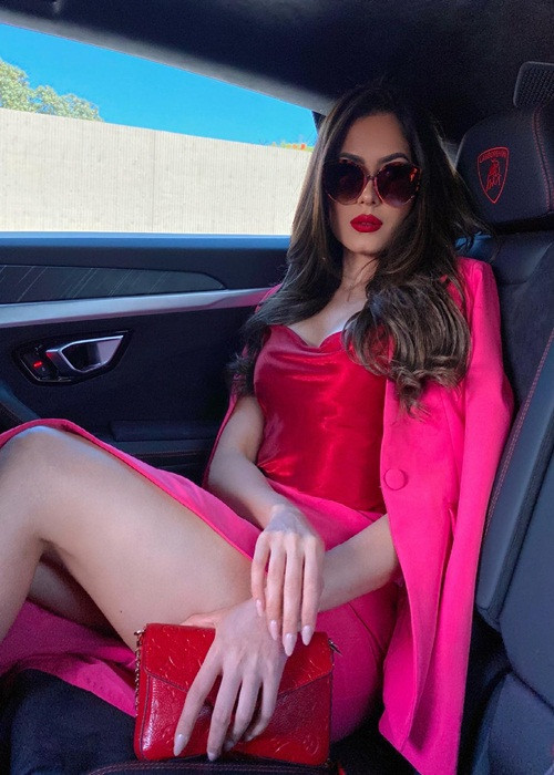 Trong ngày đầu bước vào ngôi nhà chung Hoa hậu Hoàn vũ Thế giới 2020, đại diện Mexico - Andrea Meza khoe vẻ quyến rũ với set đồ tông hồng gồm váy hai dây xẻ tà cao phối với áo vest.