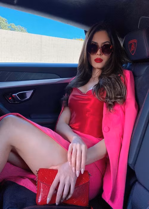 Trong ngày đầu bước vào ngôi nhà chung Hoa hậu Hoàn vũ Thế giới 2020, đại diện Mexico - Andrea Meza khoe vẻ quyến rũ với set đồ tông hồng gồm váy hai dây xẻ tà cao phối với áo vest.