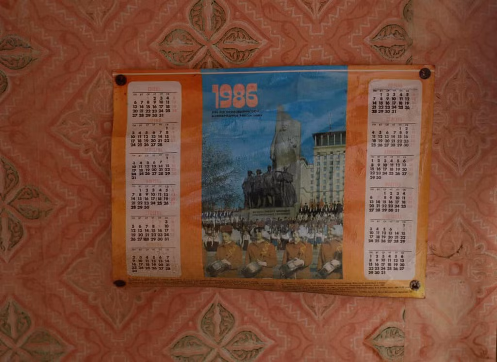 Trong ảnh, tờ lịch năm 1986 trong một căn nhà bị bỏ hoang tại làng Zalissya.