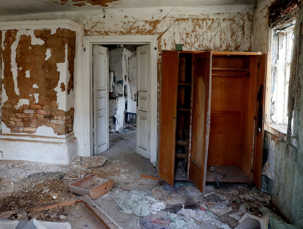 Đống đổ nát trong căn nhà bỏ hoang.