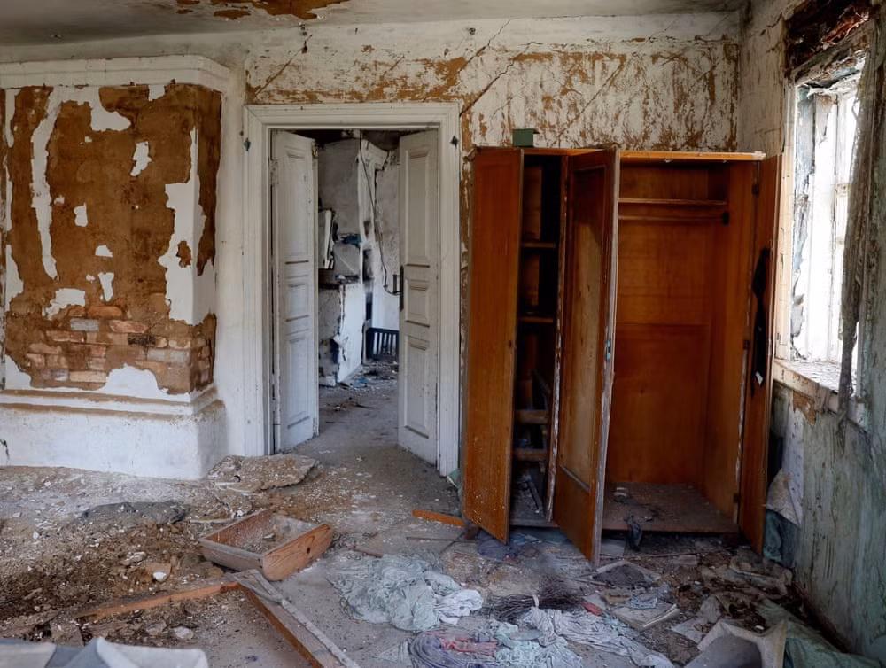 Đống đổ nát trong căn nhà bỏ hoang.