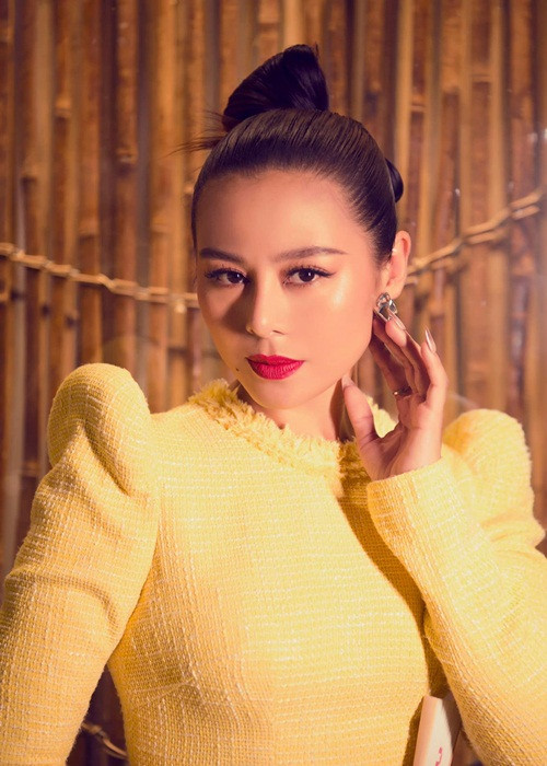 Mới đây, Nam Thư gửi lời xin lỗi đến khán giả vì quảng cáo tiền ảo trên Fanpage. Cô giải thích rằng mọi công việc và Fanpage đều do người quản lý nắm giữ nên khi phát hiện ra sự cố, Nam Thư đã lập tức gỡ bài.