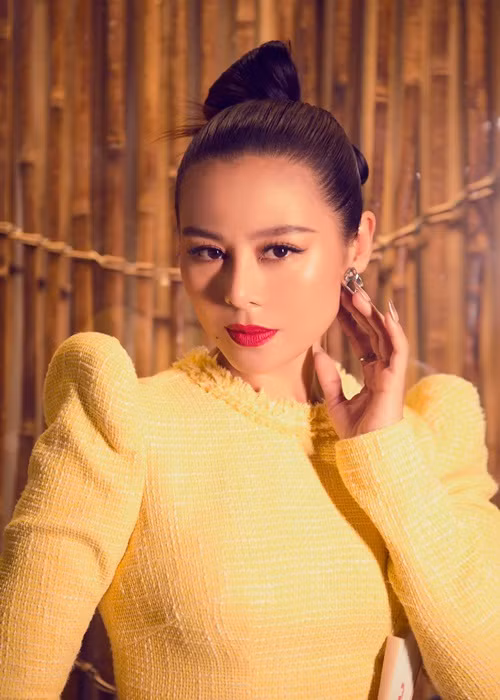 Mới đây, Nam Thư gửi lời xin lỗi đến khán giả vì quảng cáo tiền ảo trên Fanpage. Cô giải thích rằng mọi công việc và Fanpage đều do người quản lý nắm giữ nên khi phát hiện ra sự cố, Nam Thư đã lập tức gỡ bài.