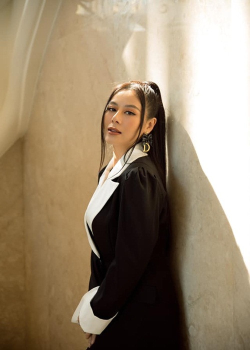 Kênh Youtube của Nam Thư nhận nút vàng năm 2019, đến nay cán mốc 1,7 triệu người đăng ký, với các video có lượt xem dao động từ hàng nghìn đến chục triệu. Đây được cho là nguồn thu không nhỏ của “kiều nữ làng hài”.