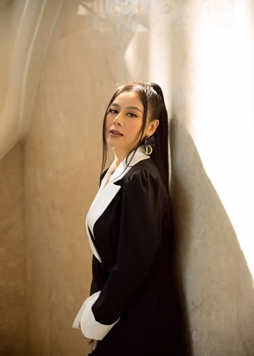 Kênh Youtube của Nam Thư nhận nút vàng năm 2019, đến nay cán mốc 1,7 triệu người đăng ký, với các video có lượt xem dao động từ hàng nghìn đến chục triệu. Đây được cho là nguồn thu không nhỏ của “kiều nữ làng hài”.