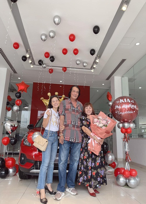 Kinh tế của Nam Thư ngày càng dư dả. Cô tậu xe 2,2 tỷ cho bản thân vào năm 2019. Tháng 4/2021, nữ diễn viên mua ô tô tặng bố mẹ.