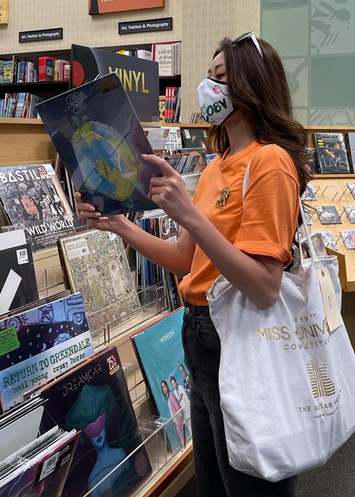 Khánh Vân hiện tại dành thời gian thư giãn. Mới đây, cô đi làm nail và mua đĩa nhạc.