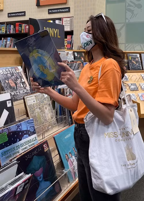 Khánh Vân hiện tại dành thời gian thư giãn. Mới đây, cô đi làm nail và mua đĩa nhạc.