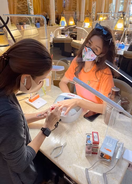 Theo Ngôi sao, Khánh Vân nán lại ở Florida (Mỹ) nơi tổ chức cuộc thi khoảng hai ngày. Tiếp đó, cô đến New York giải quyết một số việc riêng kết hợp du lịch. Nếu còn thời gian, nàng hoa hậu muốn bay sang California trước khi về nước. Dự kiến, Khánh Vân ở Mỹ thêm nửa tháng.