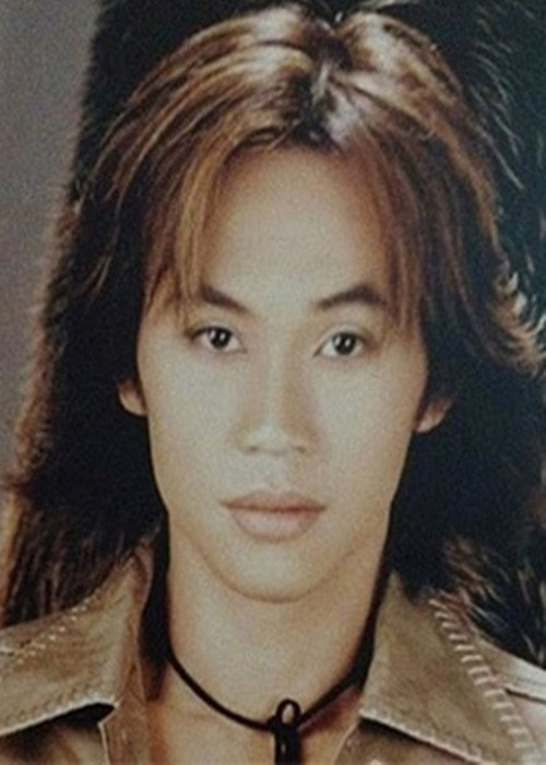 Hoài Linh dần lấn sân sang sân khấu. Ban đầu, anh đi theo con đường chính kịch. Nam nghệ sĩ thú nhận rằng, anh không được đào tạo bài bản về diễn xuất mà diễn bằng bản năng.