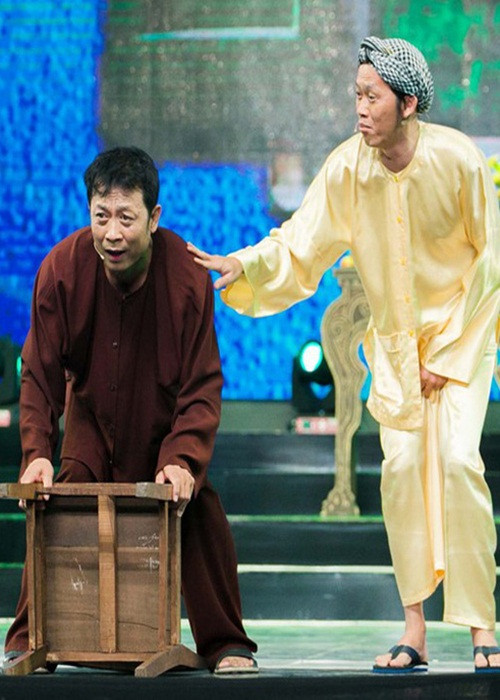 Khi sang Mỹ, Hoài Linh cộng tác với danh hài Vân Sơn rồi bắt đầu nổi lên trong giới hài kịch. Lối diễn của Hoài Linh được khen duyên dáng, diễn như không diễn. Ngoài ra, anh còn có khả năng hát nhiều làn điệu dân ca, tân nhạc, nói được tiếng của rất nhiều vùng miền khác nhau và giả gái không ai bì kịp. Ảnh: Người lao động