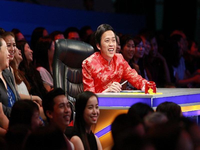 Hoài Linh còn từng là ông hoàng gameshow Việt. Nhiều người cho rằng cát sê gameshow của anh cao ngất ngưởng. Các nguồn tin cho biết, để có được sự gật đầu của Hoài Linh cho vị trí giám khảo, nhà sản xuất gameshow phải bỏ ra số tiền lên đến hàng trăm triệu đồng. Ảnh: Vietnamnet