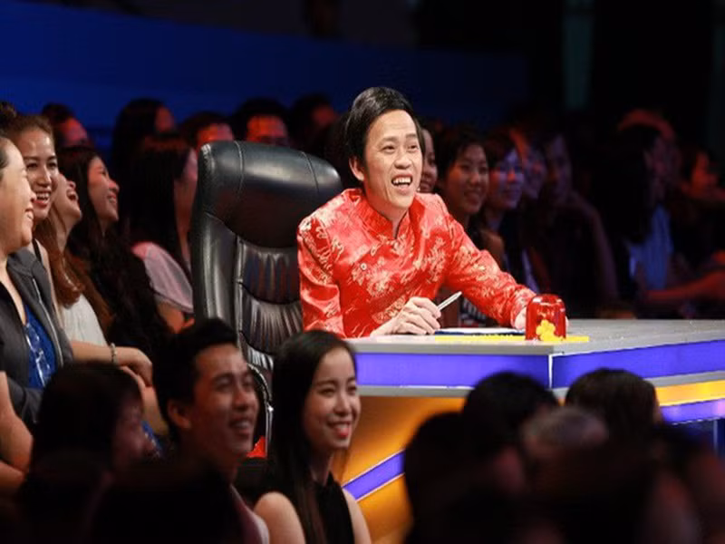 Hoài Linh còn từng là ông hoàng gameshow Việt. Nhiều người cho rằng cát sê gameshow của anh cao ngất ngưởng. Các nguồn tin cho biết, để có được sự gật đầu của Hoài Linh cho vị trí giám khảo, nhà sản xuất gameshow phải bỏ ra số tiền lên đến hàng trăm triệu đồng. Ảnh: Vietnamnet