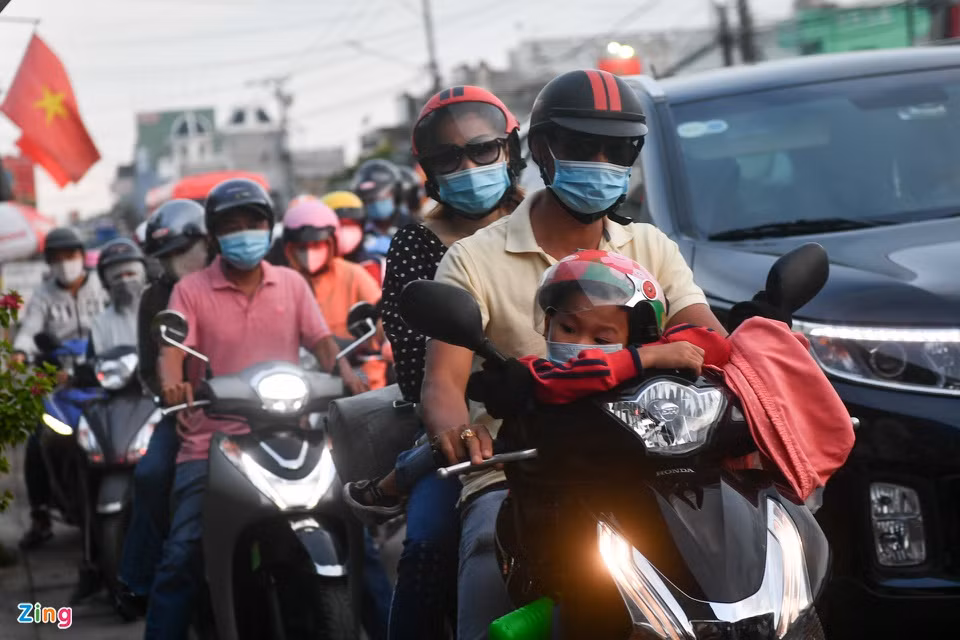 TP.HCM va Ha Noi doi mat nguy co bung dich COVID-19 sau ky nghi le