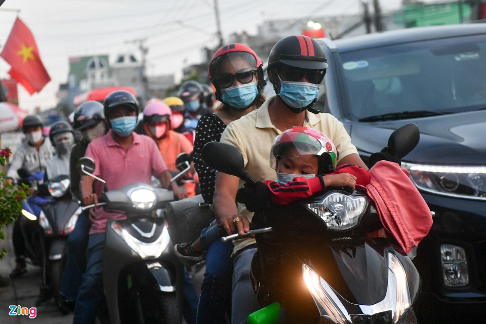 TP.HCM va Ha Noi doi mat nguy co bung dich COVID-19 sau ky nghi le