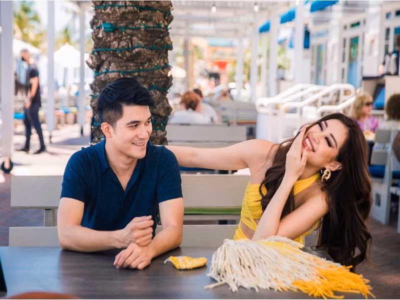 Khánh Vân mới đây hài hước cho biết, cô cảm thấy ghen tỵ với Bảo Hoàng vì anh còn hot hơn cả cô. Theo Khánh Vân, nhiều thí sinh luôn hỏi cô về nam CEO này.