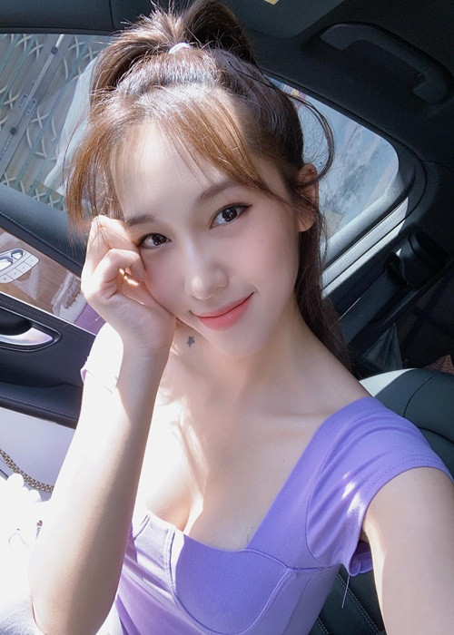 Nhan sắc rạng rỡ, gợi cảm của Emily khiến không ít người phải ghen ty.