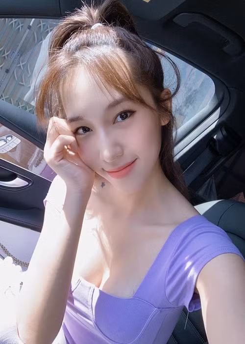 Nhan sắc rạng rỡ, gợi cảm của Emily khiến không ít người phải ghen ty.