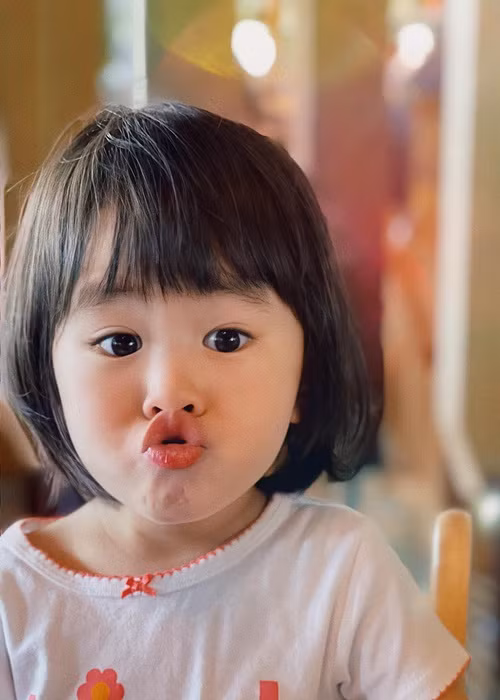 Cô công chúa nhà Văn Anh - Tú Vi đốn tim nhiều cư dân mạng bởi biểu cảm đáng yêu.