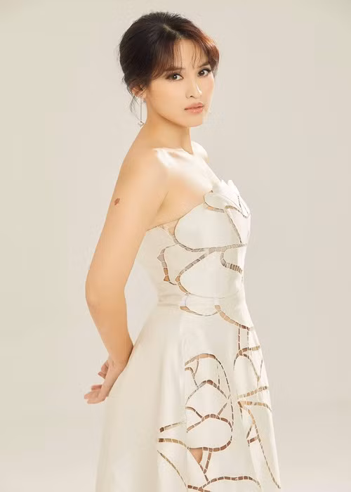 Bà xã Văn Anh mặc gợi cảm hút mọi ánh nhìn ở tuổi 35.