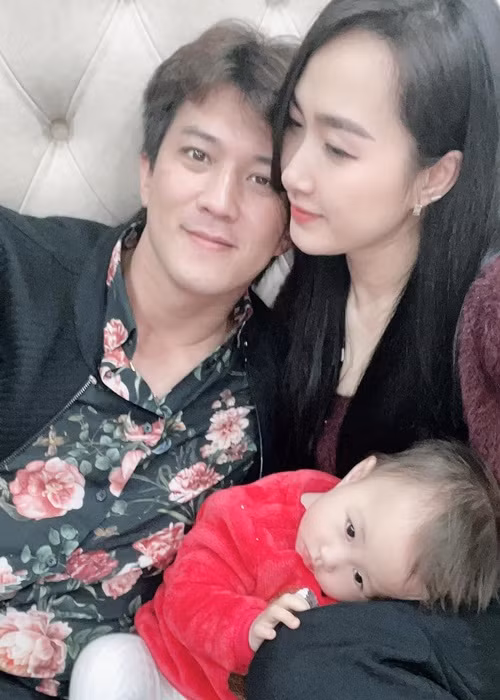 Về những phân cảnh tình tứ với bạn diễn, Hà Việt Dũng cho biết, bà xã của anh không đặt nặng chuyện đó. “Thỉnh thoảng, tôi cũng kể với vợ hôm nay quay cảnh này cảnh kia, cô ấy làm mặt giả vờ giận một chút rồi lại cười, nói chung không có gì nặng nề”, anh kể.