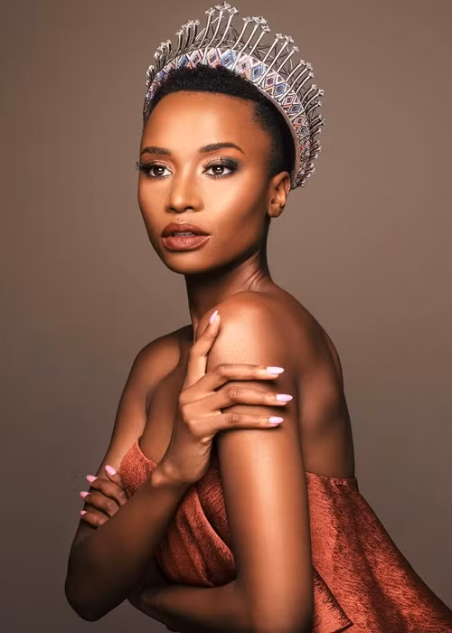 Đại diện Nam Phi - Zozibini Tunzi đăng quang Miss Universe 2019 - Hoa hậu Hoàn vũ Thế giới 2019. Người đẹp sinh năm 1993, sở hữu vóc dáng quyến rũ, mái tóc tém cá tính.