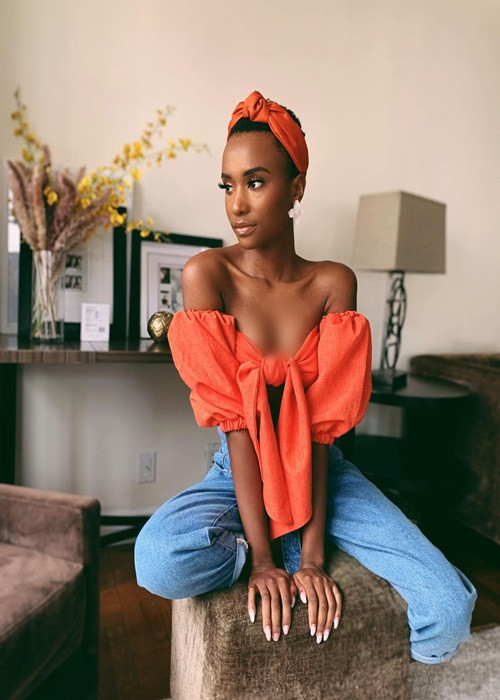 Zozibini Tunzi khá chuộng thiết kế trễ vai.