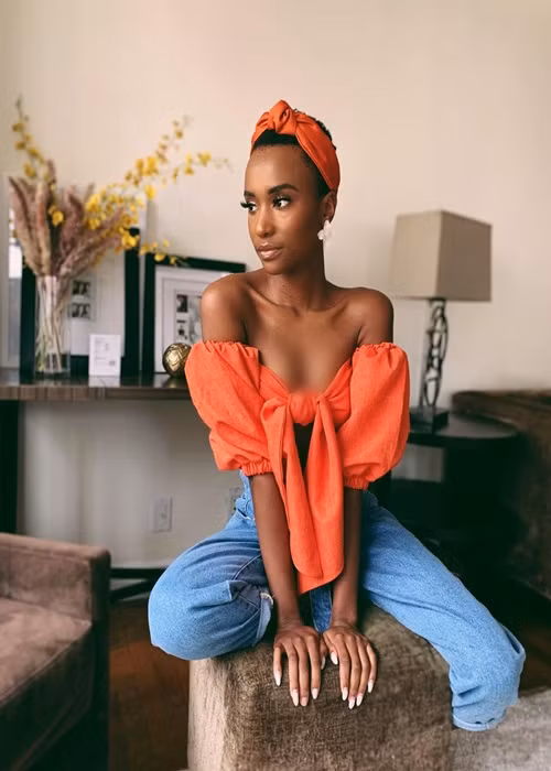 Zozibini Tunzi khá chuộng thiết kế trễ vai.