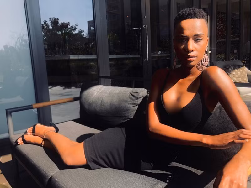 Mỹ nhân đến từ Nam Phi đẹp hút mắt khi diện váy hai dây.