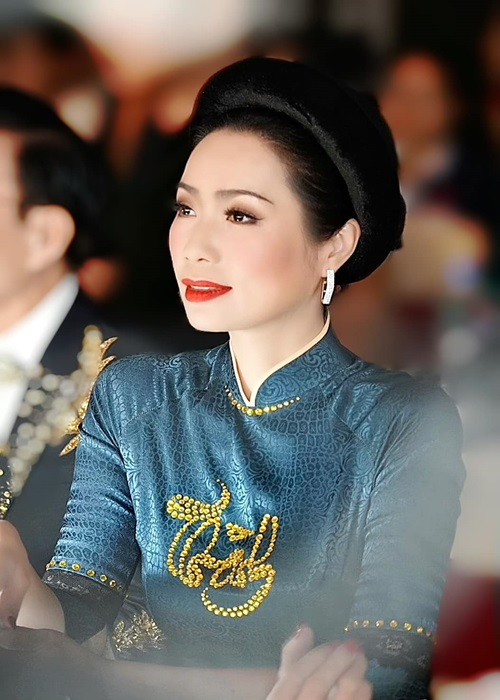 Cuối năm 2014, Trịnh Kim Chi mở tụ điểm sân khấu kịch theo mô hình cà phê kịch. Khi tụ điểm ổn định, cô nâng cấp thành sân khấu kịch. Từ tháng 8/2020 đến nay, Trịnh Kim Chi là Phó chủ tịch Hội Sân khấu TP HCM.