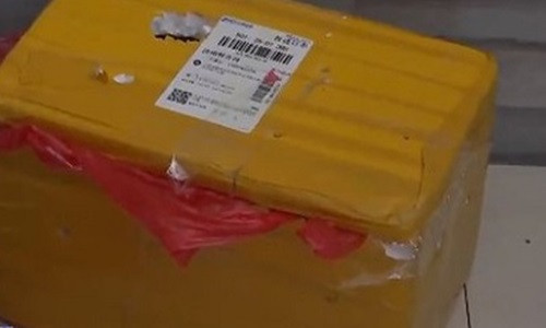 Mo thung hang con dat mua tren mang ra xem thu, bo me giat minh