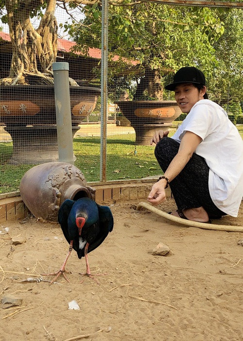 Hoài Linh thảnh thơi hơn trong thời gian "ở ẩn". Phần lớn thời gian anh ở nhà thờ Tổ nghiệp.