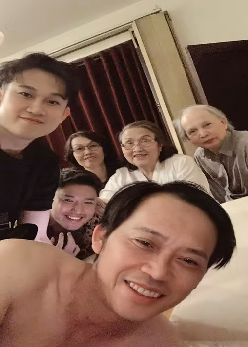 Khán giả yên tâm khi Hoài Linh vui vẻ trở lại sau thời gian tiều tụy vì sự ra đi của bạn thân và người thân.