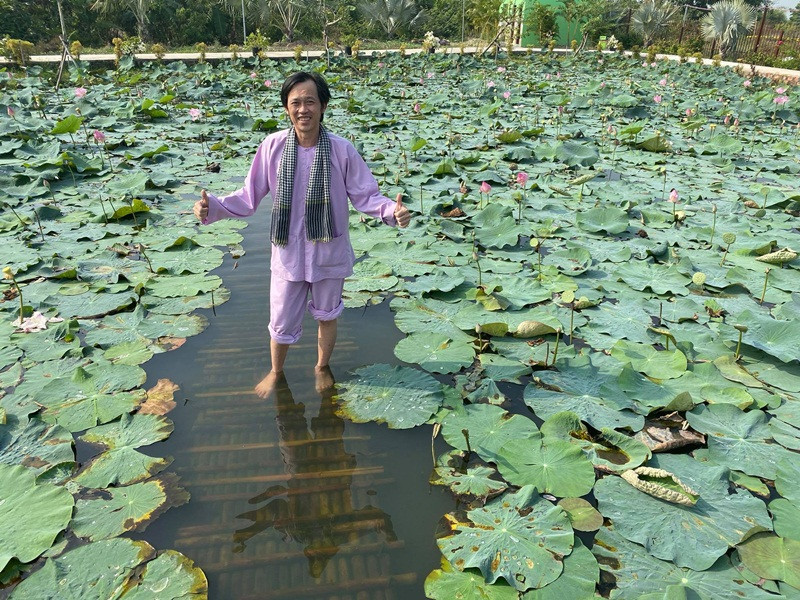 Hoài Linh từng bị nói hết thời khi vắng bóng ở các chương trình. Trước những ý kiến trái chiều, anh tỏ ra bình thản: "Những người quen thân với tôi còn hiếm khi có dịp gặp nhau huống chi những người xa lạ. Vì vậy, khi thấy tôi vắng mặt trên truyền hình thì mọi người bảo tôi ở ẩn, hết thời... Nói là chuyện của mọi người, còn vui vẻ nhận những lời nói đó hay không là ở tôi. Tôi vẫn vui vẻ bình thường. Khi nào tôi cảm thấy không còn đi diễn được nữa, tôi sẽ lên công bố luôn, khỏi cần ai nói".