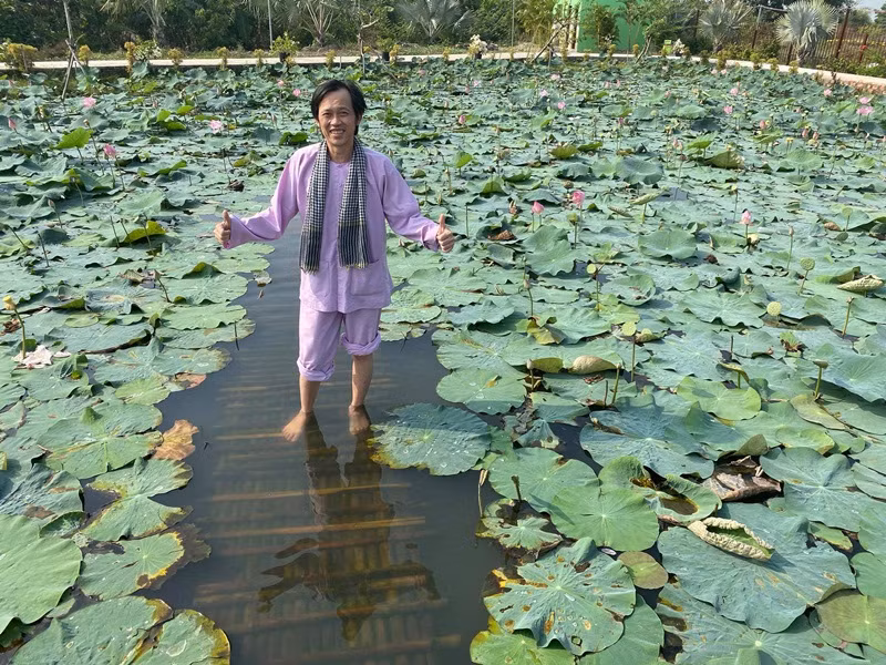 Hoài Linh từng bị nói hết thời khi vắng bóng ở các chương trình. Trước những ý kiến trái chiều, anh tỏ ra bình thản: "Những người quen thân với tôi còn hiếm khi có dịp gặp nhau huống chi những người xa lạ. Vì vậy, khi thấy tôi vắng mặt trên truyền hình thì mọi người bảo tôi ở ẩn, hết thời... Nói là chuyện của mọi người, còn vui vẻ nhận những lời nói đó hay không là ở tôi. Tôi vẫn vui vẻ bình thường. Khi nào tôi cảm thấy không còn đi diễn được nữa, tôi sẽ lên công bố luôn, khỏi cần ai nói".