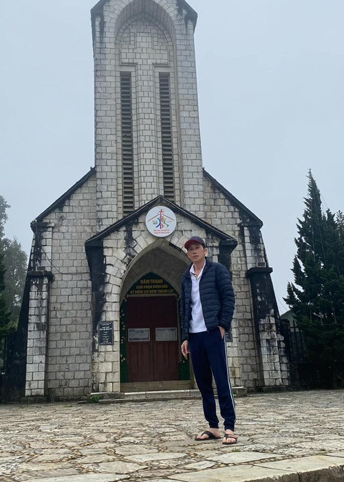 Cuối năm 2020 và đầu năm 2021, danh hài trải qua biến cố khi nghệ sĩ Chí Tài và dì ruột qua đời. Chia sẻ trên Zing, Hoài Linh cho biết, anh đã ổn định tinh thần.