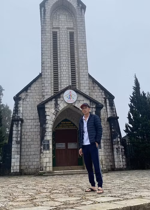 Cuối năm 2020 và đầu năm 2021, danh hài trải qua biến cố khi nghệ sĩ Chí Tài và dì ruột qua đời. Chia sẻ trên Zing, Hoài Linh cho biết, anh đã ổn định tinh thần.