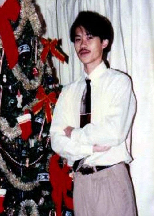 Hồi mới bước chân vào nghệ thuật, Hoài Linh diễn hài lót chỗ, hát dân ca. Ngoài đi diễn, anh còn buôn bán trái cây. Ảnh: Zing