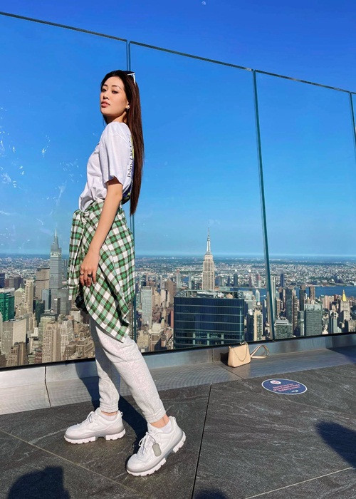 Khoe loạt ảnh ngắm thành phố New York từ trên cao, Khánh Vân để lộ body gầy gò.