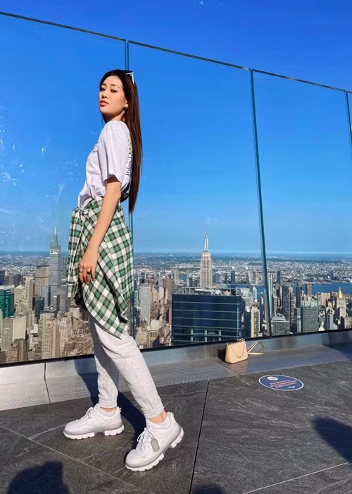 Khoe loạt ảnh ngắm thành phố New York từ trên cao, Khánh Vân để lộ body gầy gò.
