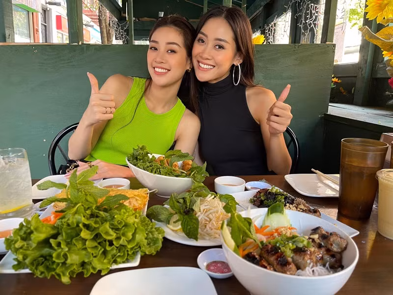 Mới đây, Khánh Vân hội ngộ bạn thân Francisca Luhong James. Ở Hoa hậu Hoàn vũ Thế giới, cả hai cùng phòng nên có mối quan hệ rất thân thiết.