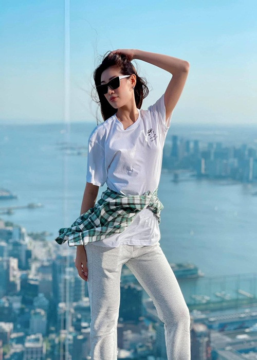 Trước đó, nàng hoa hậu chia sẻ, cô không quen ăn đồ Âu nên chỉ ăn trái cây với bánh ngọt tráng miệng vì thế bị giảm cân khi cuộc thi Hoa hậu Hoàn vũ Thế giới 2020 đi đến giai đoạn cuối cùng.